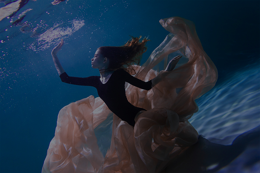 Une danseuse au fond de la piscine