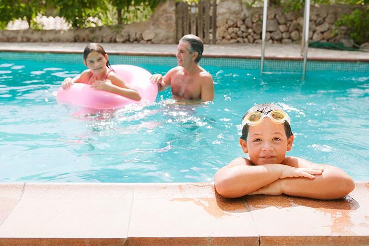 Famille dans une piscine