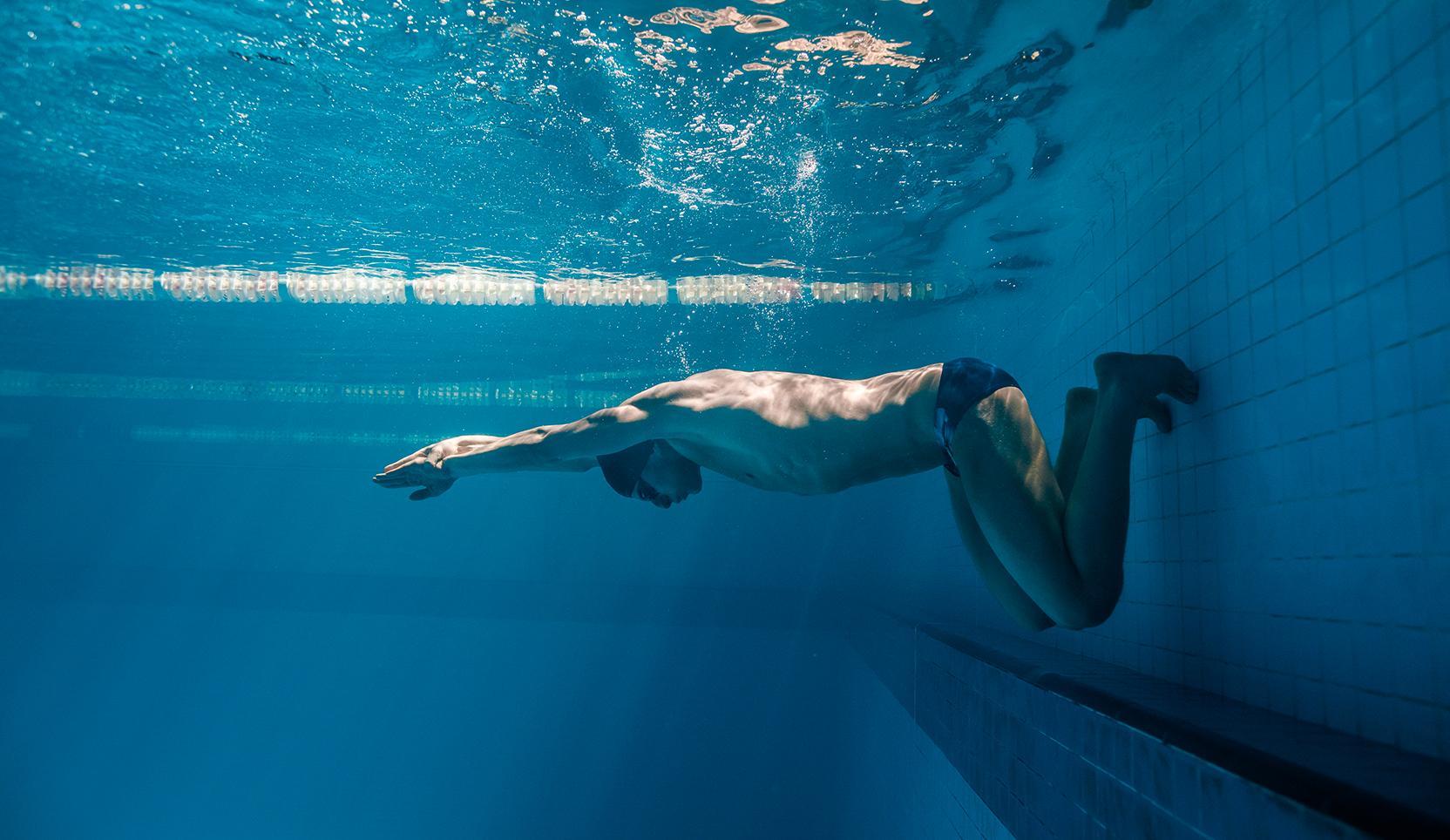 Plongeur dans une piscine